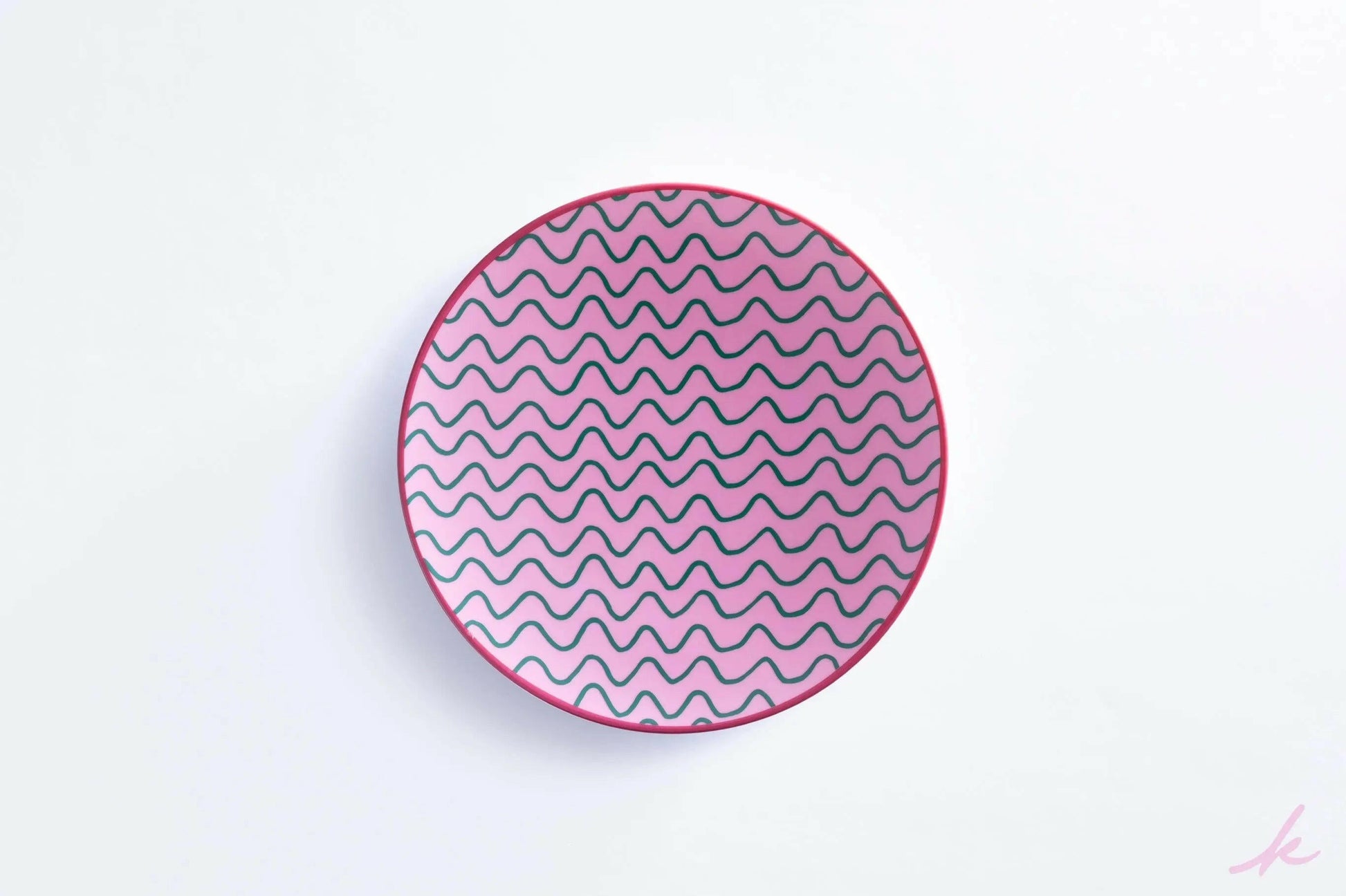 Modern pink and green dessert set, including a squiggly-patterned plate and matching cup, featuring a playful and contemporary design with subtle leopard accents for a touch of whimsical luxury.